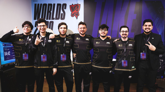 micaO (center) takes a group picture with the 2020 Worlds roster. Image credit: LoL Esports - League of Legends