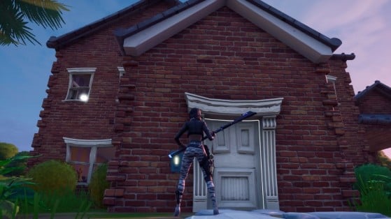 Fortnite ring the doorbell of a house with an opponent inside