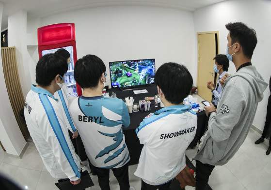 DAMWON Gaming look on as potential playoff opponents battle in Group A (Image credit: LoL Esports) - League of Legends